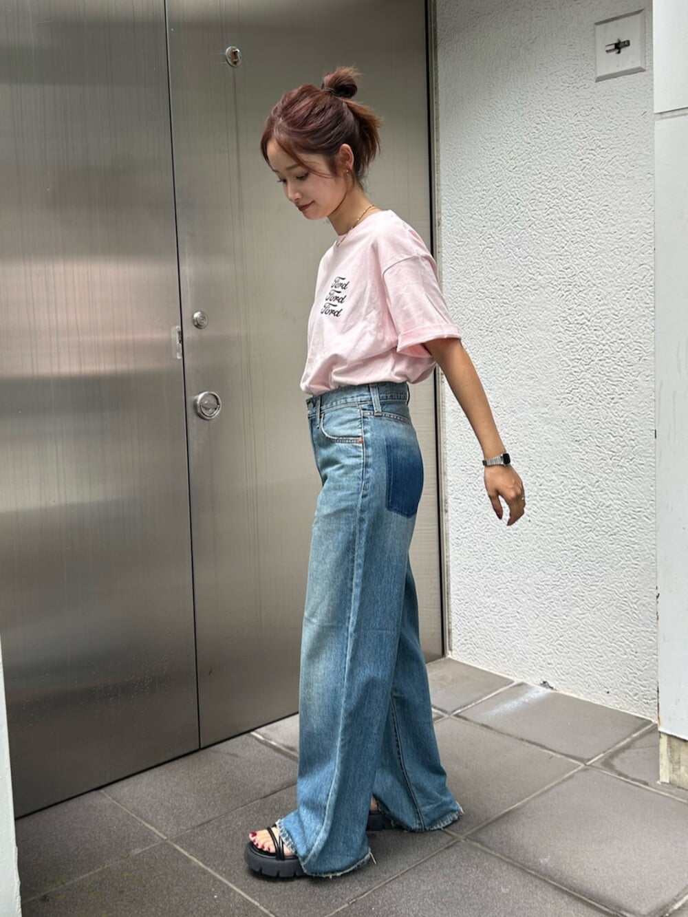 ブルー系のデニムパンツ、ピンク系のTシャツ/カットソーを着用したレディースの夏コーディネートの4枚目の写真