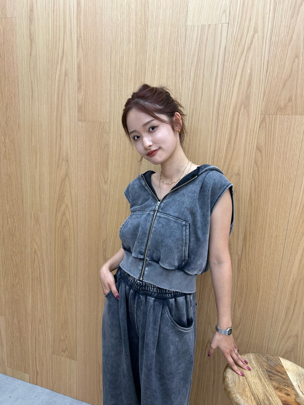 グレー系のスウェットパンツ、グレー系のパーカーを着用したレディースの夏コーディネートの6枚目の写真