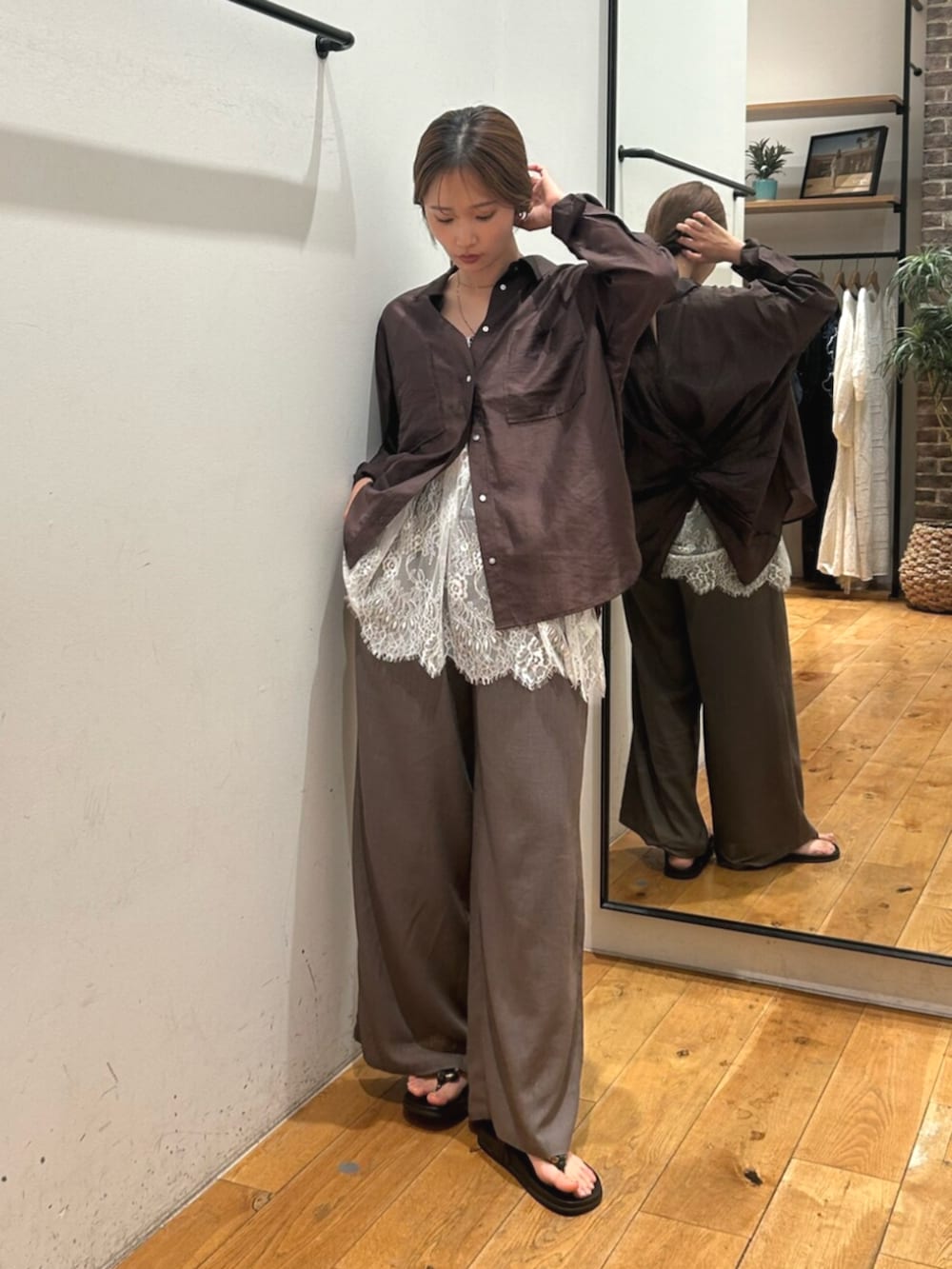 ブラウン系のシャツ/ブラウス、グレー系のその他パンツ、ホワイト系のキャミソールを着用したレディースの夏コーディネートの2枚目の写真