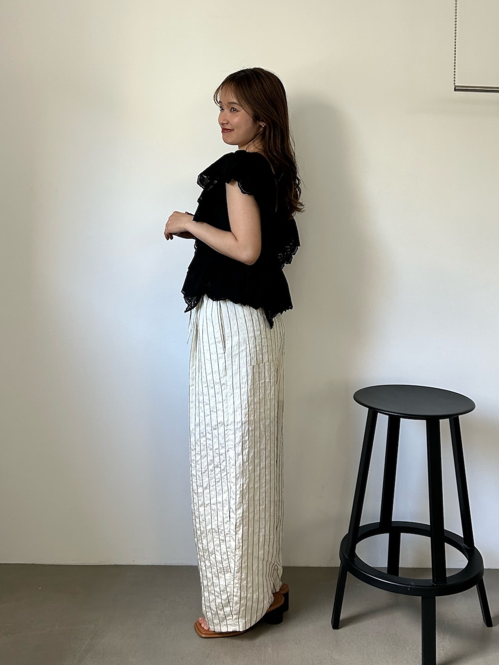 ブラック系のシャツ/ブラウス、ホワイト系のその他パンツ、その他のサンダルを着用したレディースの夏コーディネートの3枚目の写真