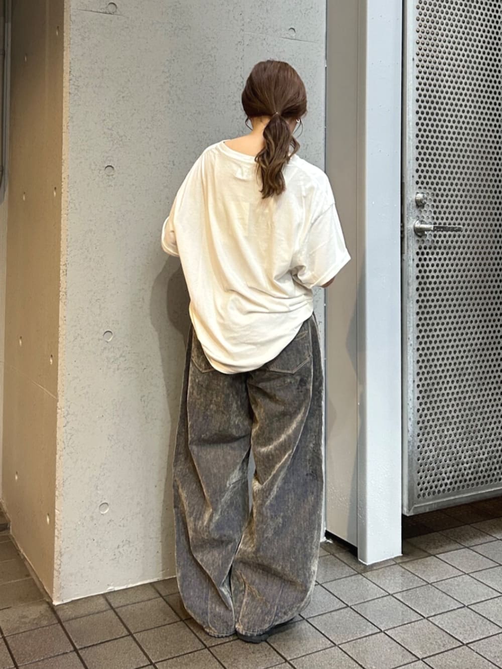 ホワイト系のTシャツ/カットソー、ベージュ系のデニムパンツを着用したレディースの夏コーディネートの3枚目の写真