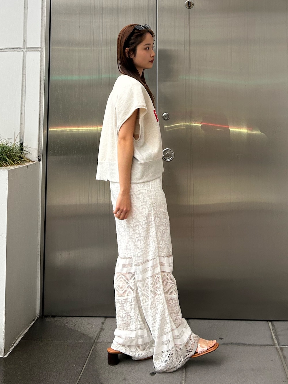 ホワイト系のその他パンツ、ホワイト系のスウェットを着用したレディースの春コーディネートの4枚目の写真