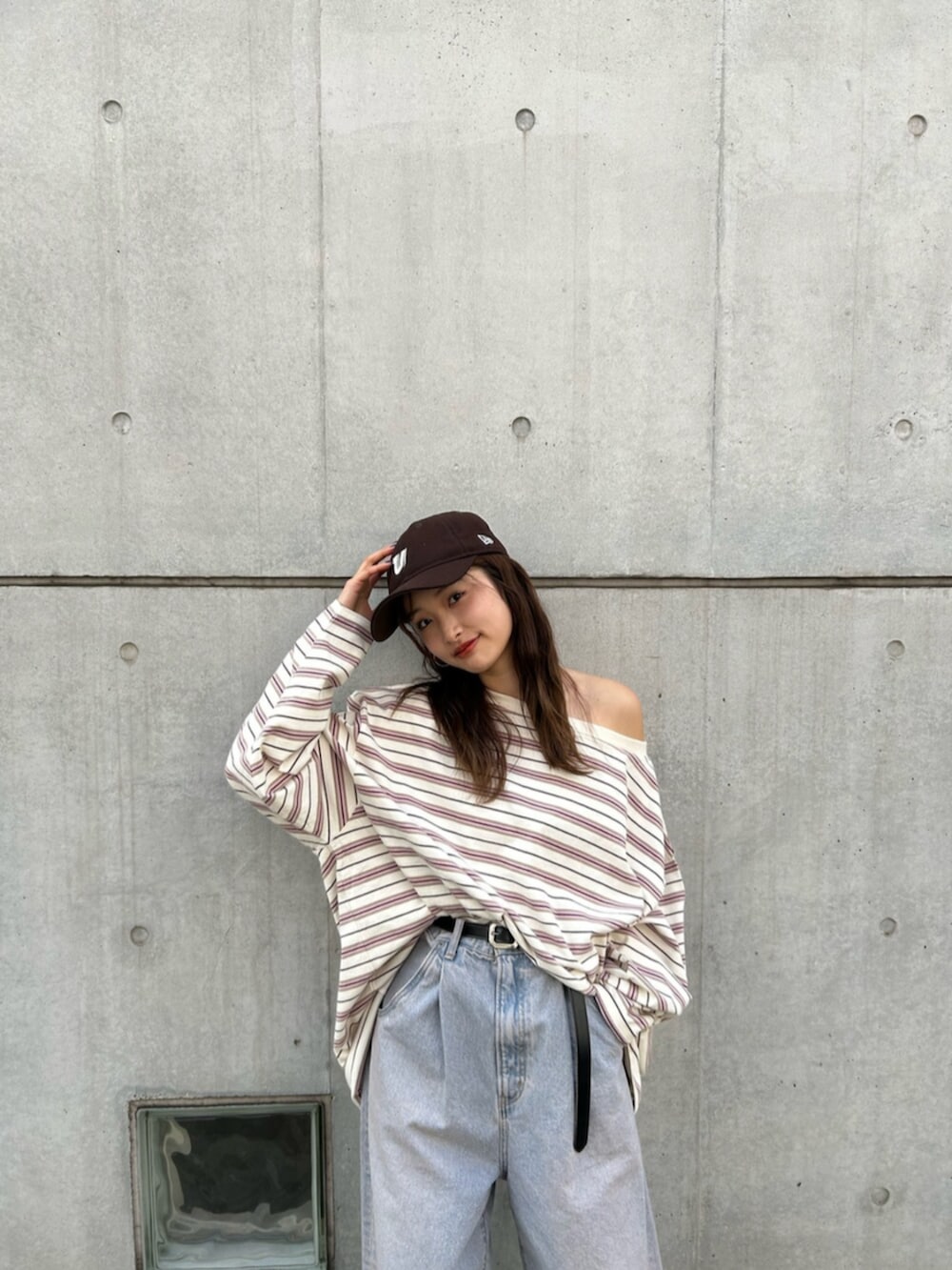 ブルー系のスニーカー、ブルー系のデニムパンツ、ブラック系のベルトを着用したレディースの冬コーディネートの7枚目の写真