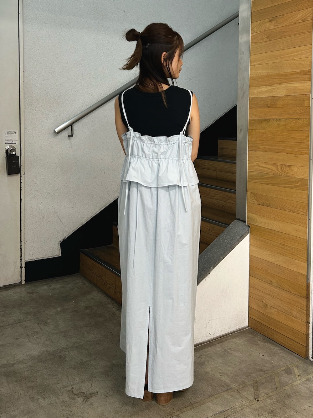 ブルー系のワンピース、ブラック系のサンダル、ブラック系のタンクトップを着用したレディースの夏コーディネートの4枚目の写真