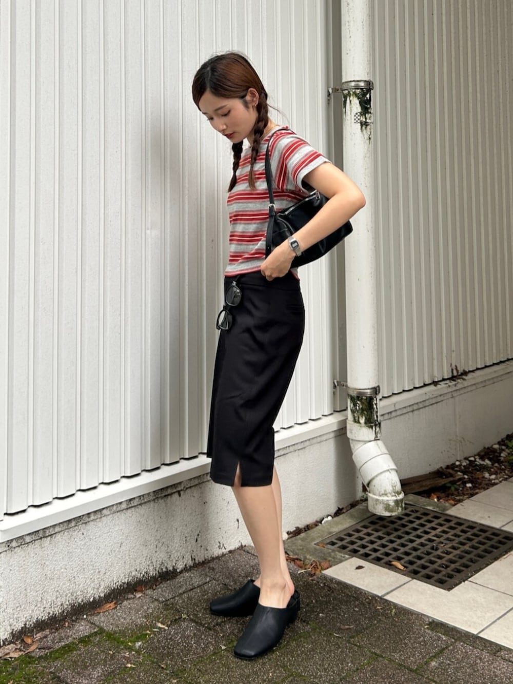 ブラック系のサンダル、ブラック系のその他パンツ、レッド系のTシャツ/カットソーを着用したレディースの夏コーディネートの3枚目の写真