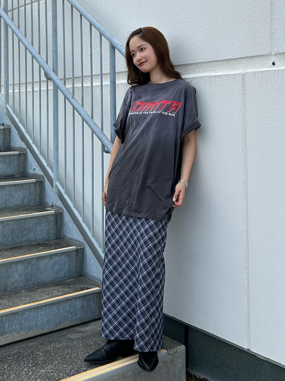 グレー系のTシャツ/カットソー、ブルー系のスカート、ブラック系のブーツを着用したレディースの春コーディネートの2枚目の写真