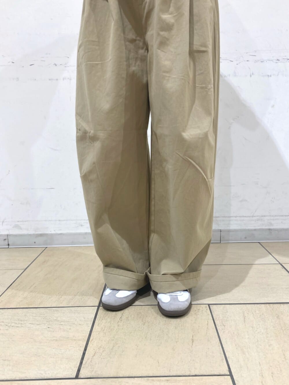 ベージュ系のチノパンツ、グレー系のパーカーを着用したレディースの冬コーディネートの7枚目の写真