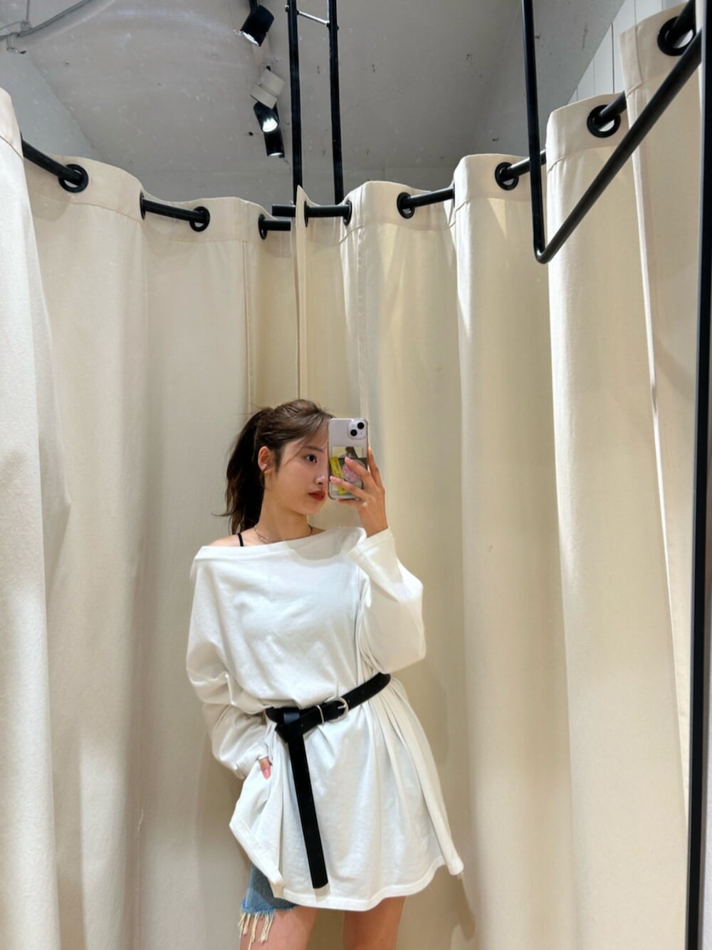 ホワイト系のTシャツ/カットソー、ブルー系のデニムパンツ、ブラック系のベルトを着用したレディースの春コーディネートの7枚目の写真