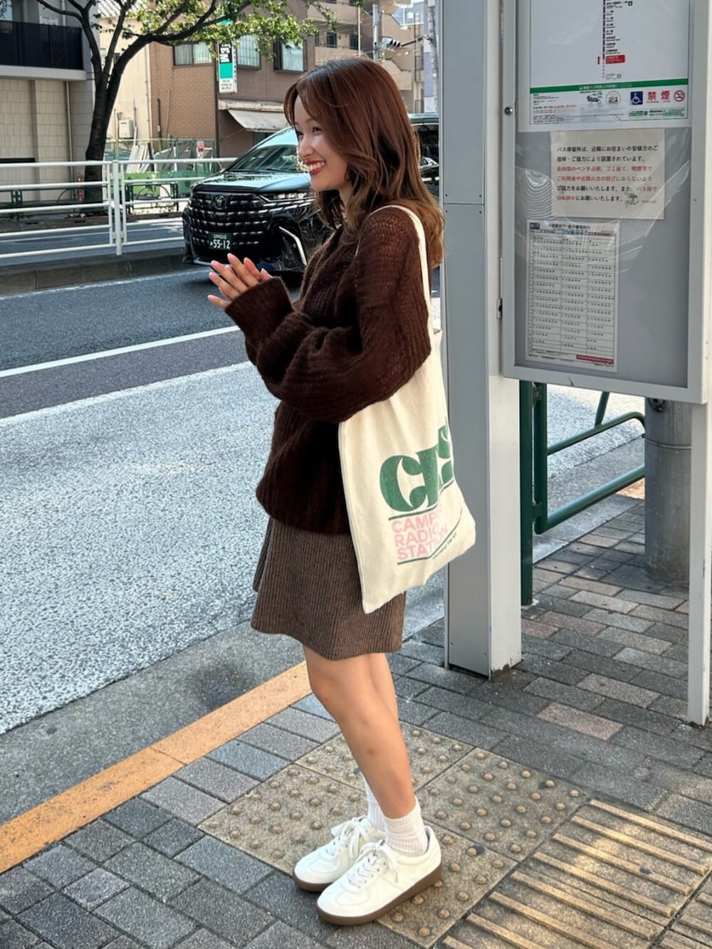 ブラウン系のニット/セーター、ブラウン系のその他パンツ、グリーン系のトートバッグを着用したレディースの秋コーディネートの3枚目の写真