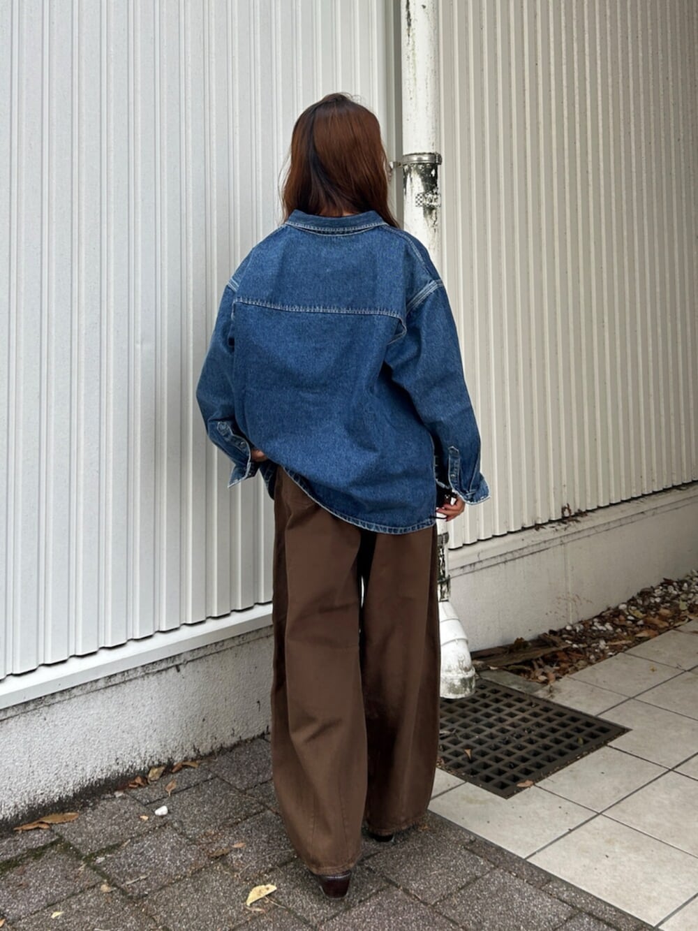 ブルー系のシャツ/ブラウス、ブラウン系のその他シューズ、ブラウン系のデニムパンツを着用したレディースの夏コーディネートの4枚目の写真