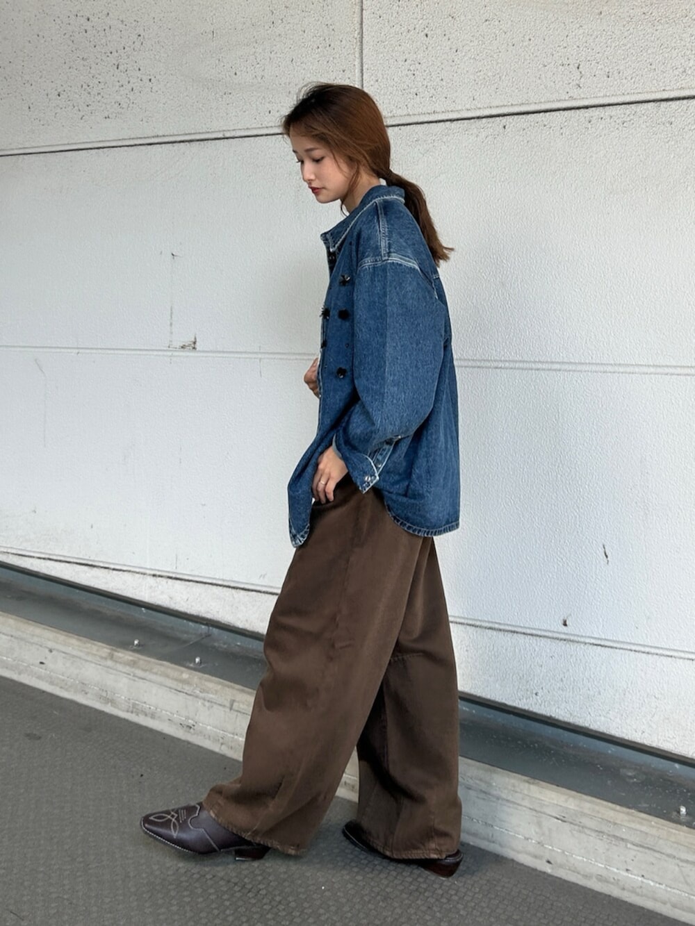 ブルー系のシャツ/ブラウス、ブラウン系のその他シューズ、ブラウン系のデニムパンツを着用したレディースの夏コーディネートの2枚目の写真