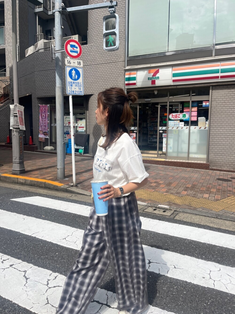 その他のその他パンツ、ホワイト系のTシャツ/カットソー、ホワイト系のトートバッグを着用したレディースの夏コーディネートの5枚目の写真