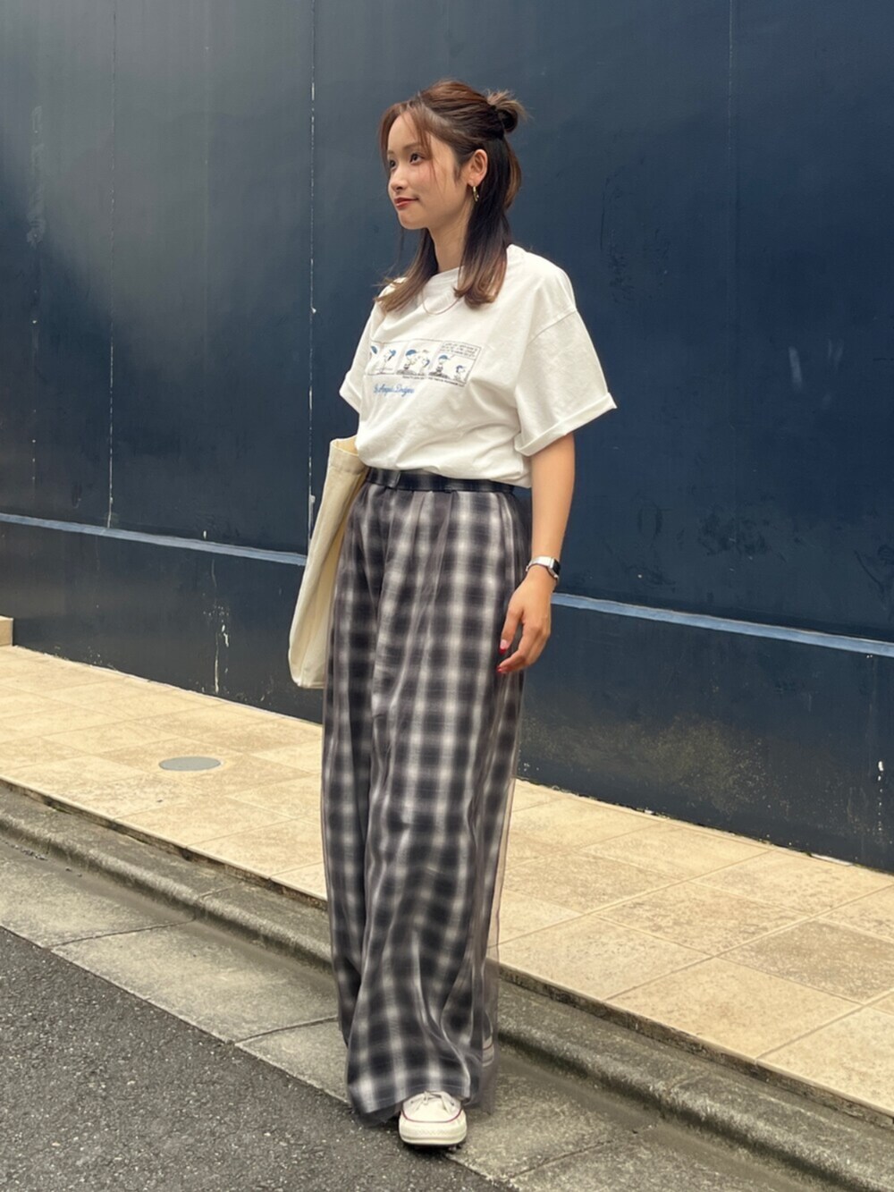 その他のその他パンツ、ホワイト系のTシャツ/カットソー、ホワイト系のトートバッグを着用したレディースの夏コーディネートの2枚目の写真