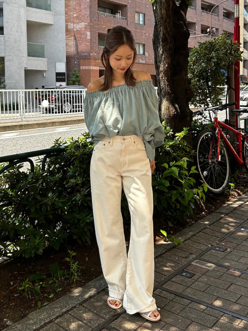 ホワイト系のデニムパンツ、グリーン系のシャツ/ブラウス、ホワイト系のサンダルを着用したレディースの夏コーディネートの4枚目の写真