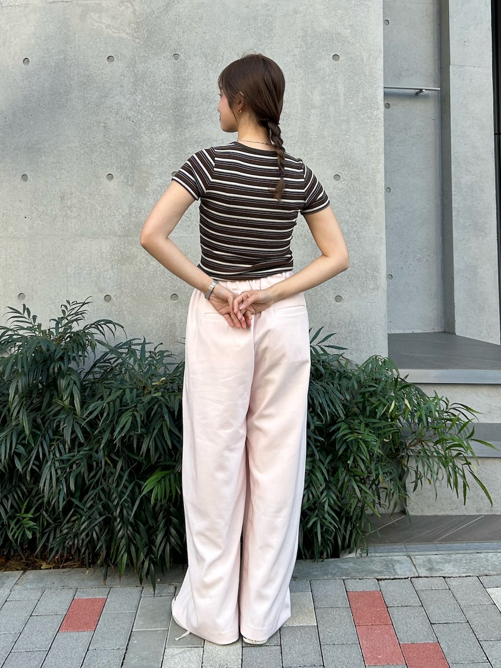 ブラウン系のTシャツ/カットソー、ピンク系のその他パンツを着用したレディースの春コーディネートの3枚目の写真