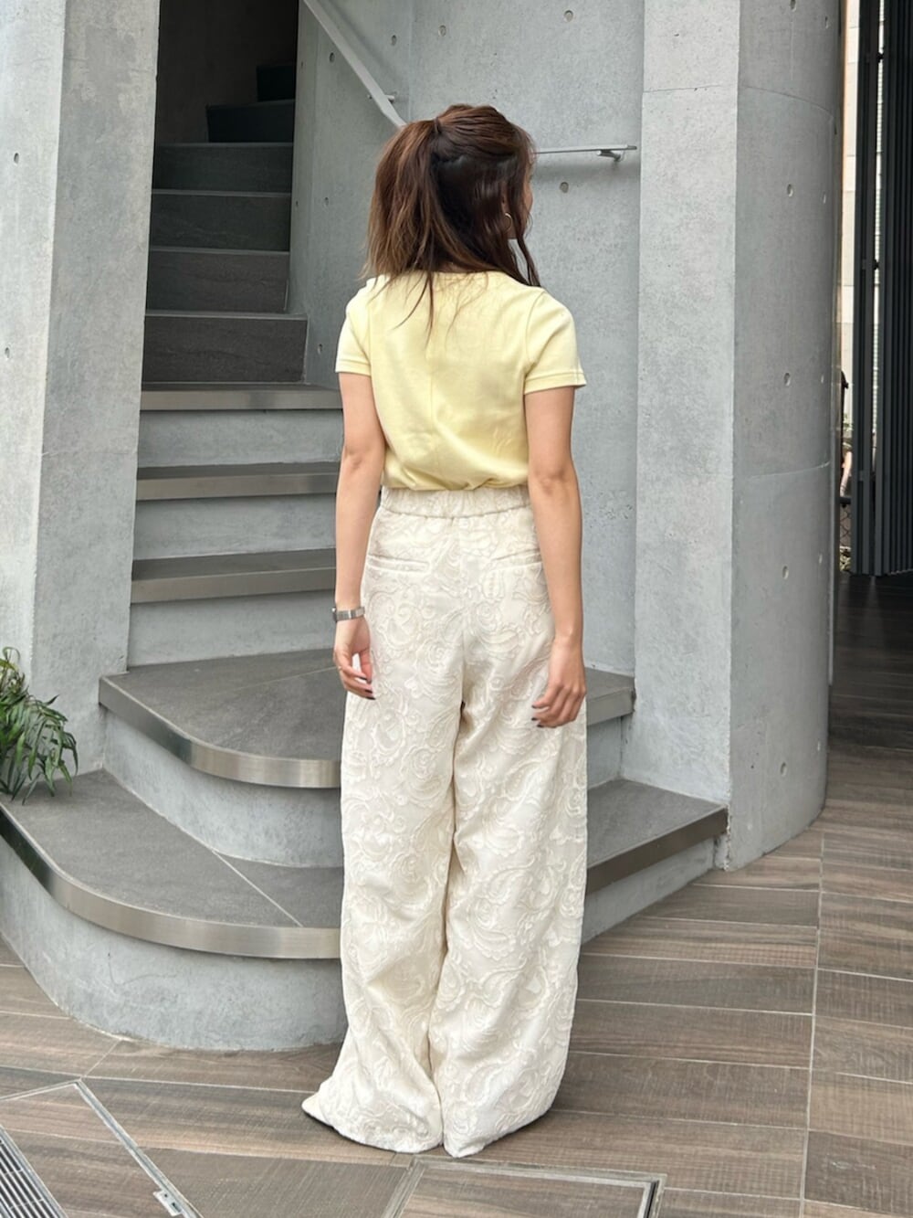 ホワイト系のその他パンツ、ホワイト系のサンダルを着用したレディースの冬コーディネートの4枚目の写真