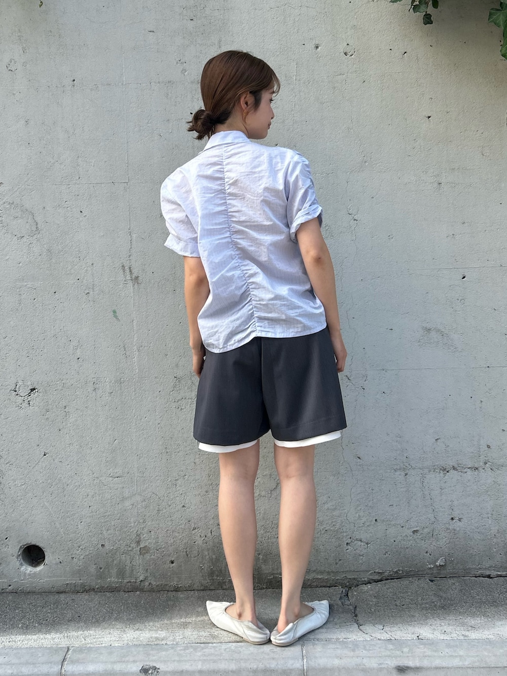 グレー系のその他パンツ、ホワイト系のパンプス、ブルー系のシャツ/ブラウスを着用したレディースの夏コーディネートの4枚目の写真
