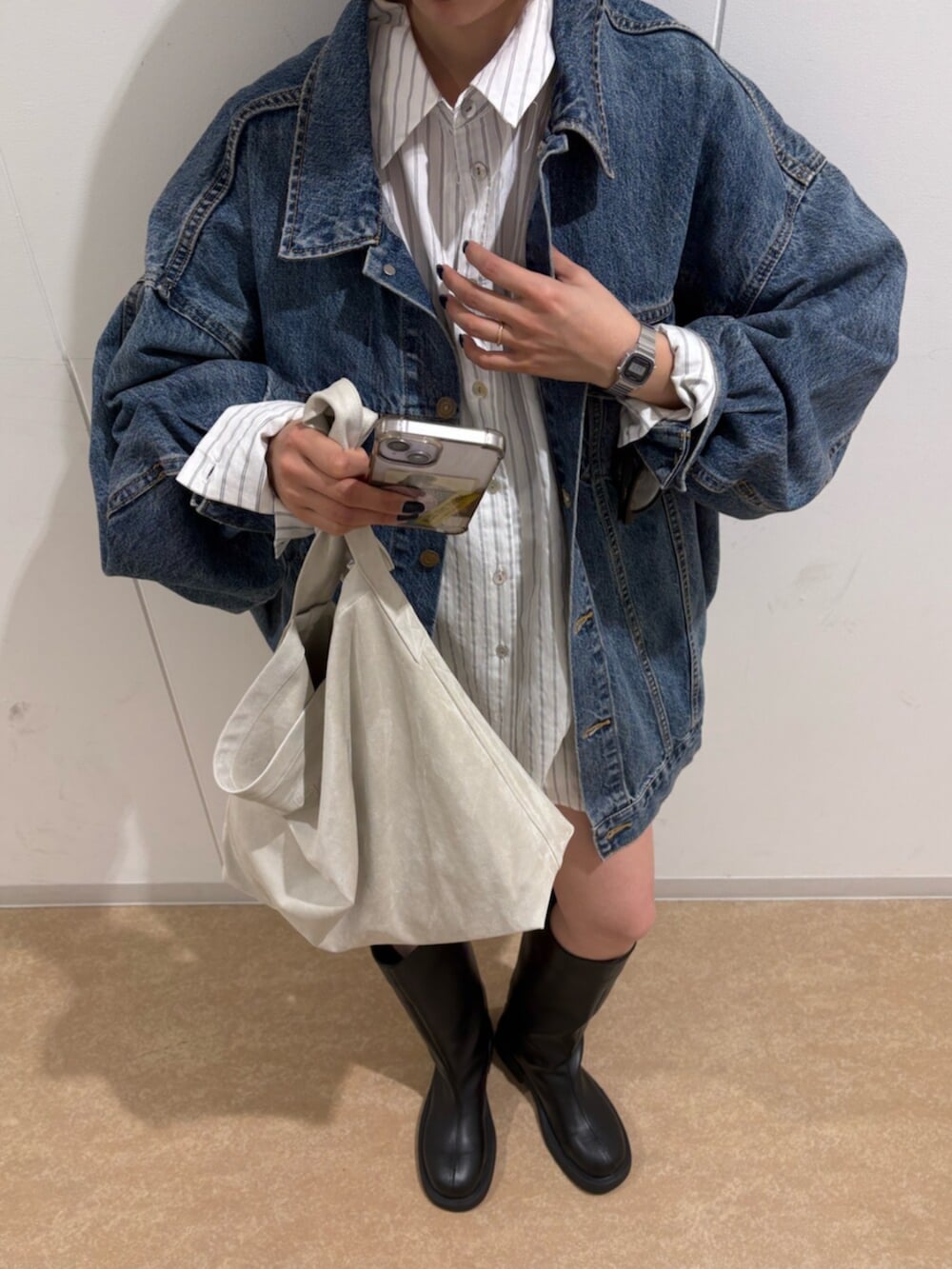 ブルー系のデニムジャケット、ホワイト系のシャツ/ブラウス、ブラック系のブーツを着用したレディースの冬コーディネートの7枚目の写真