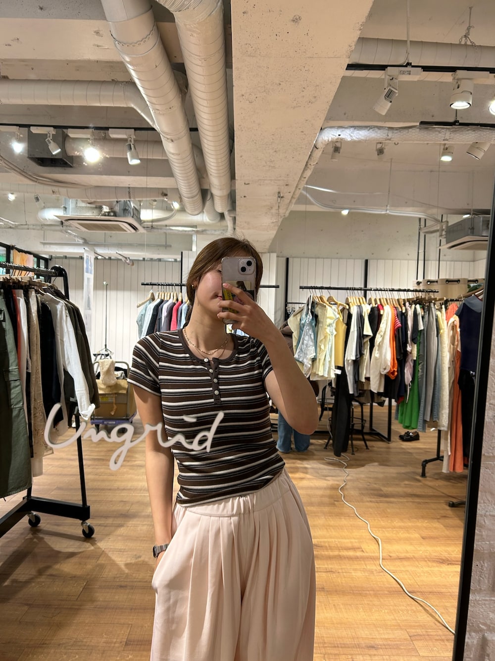 ブラウン系のTシャツ/カットソー、ピンク系のその他パンツを着用したレディースの春コーディネートの5枚目の写真