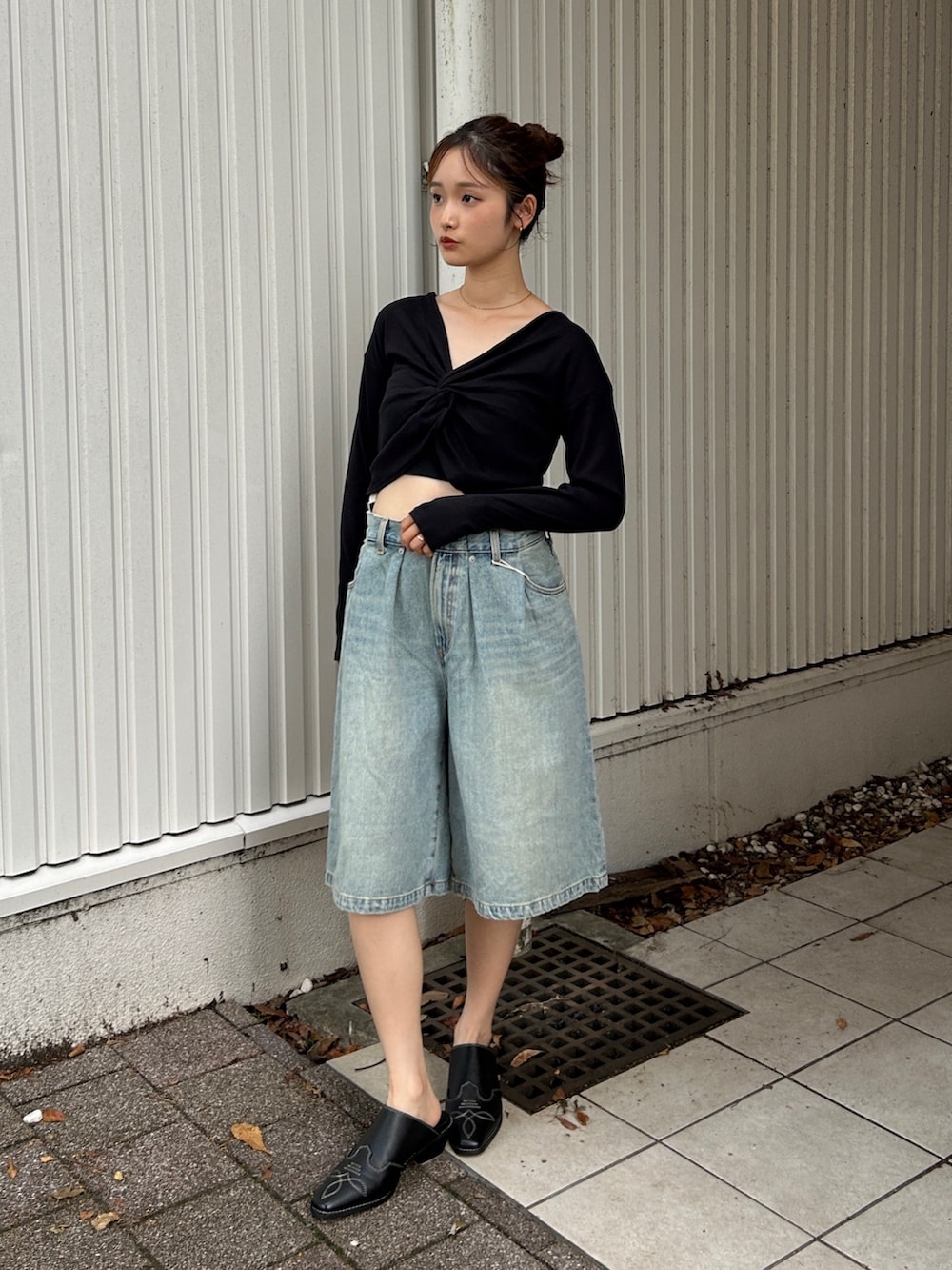ブラック系のその他シューズ、ブラック系のTシャツ/カットソー、ブルー系のデニムパンツを着用したレディースの夏コーディネートの2枚目の写真