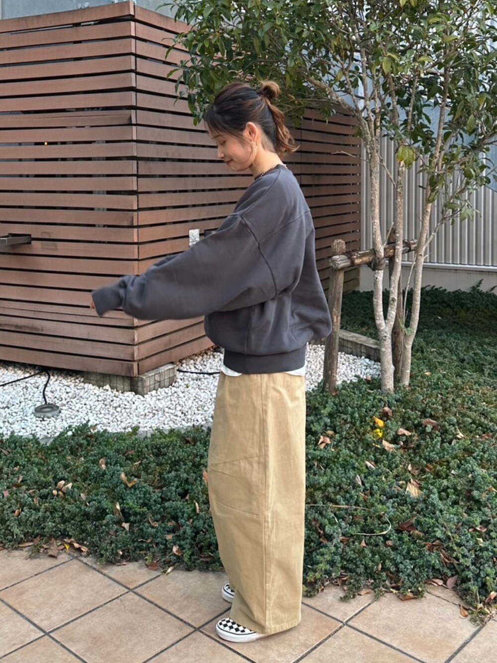 グレー系のスウェット、ベージュ系のチノパンツ、ホワイト系のTシャツ/カットソーを着用したレディースの冬コーディネートの2枚目の写真