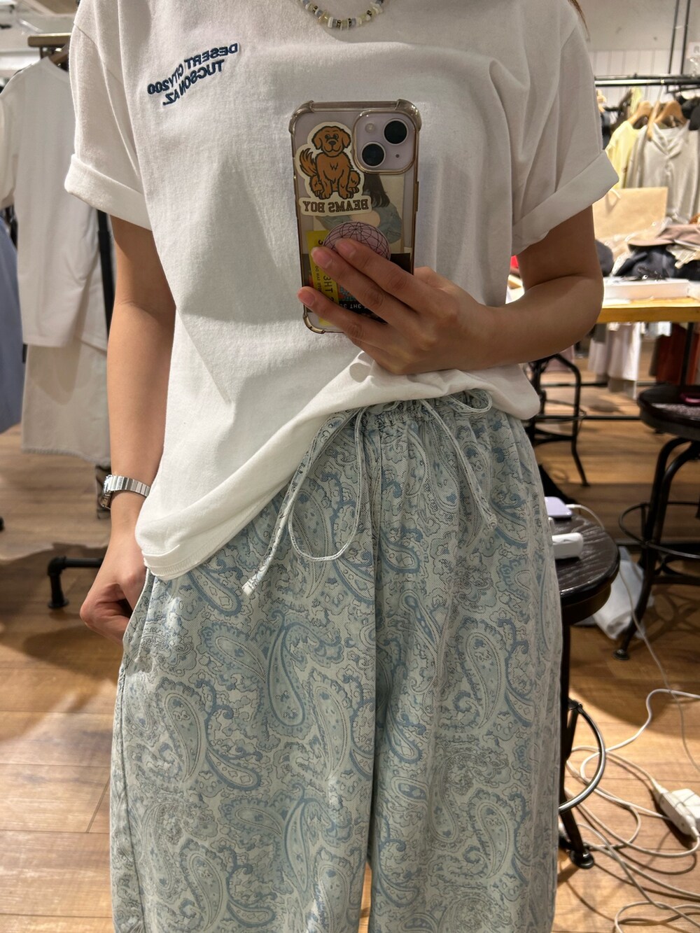 ブルー系のデニムパンツ、ホワイト系のパンプス、ホワイト系のTシャツ/カットソーを着用したレディースの春コーディネートの7枚目の写真