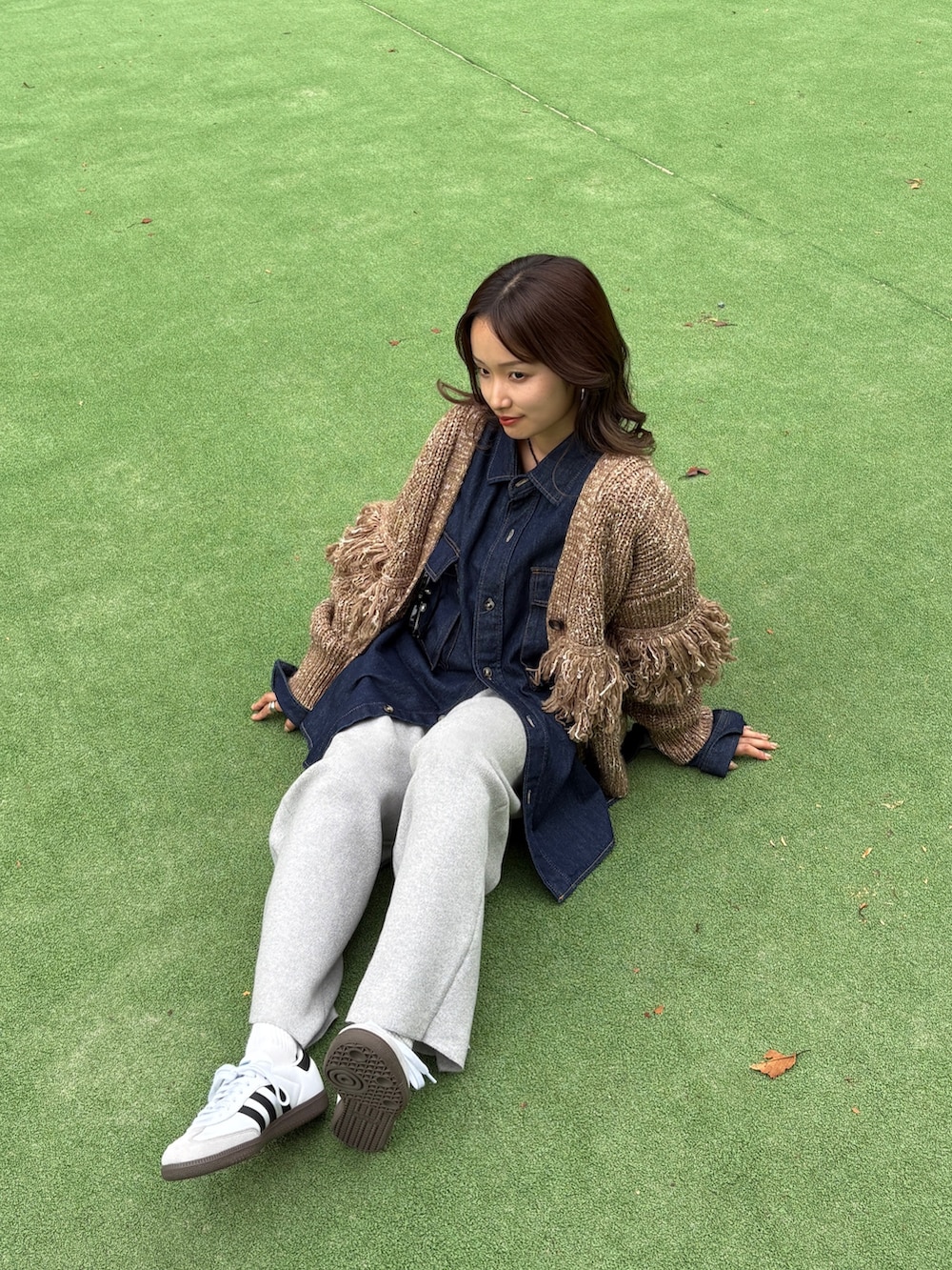 ブルー系のシャツ/ブラウス、ブラウン系のカーディガン/ボレロ、グレー系のその他パンツを着用したレディースの秋コーディネートの7枚目の写真