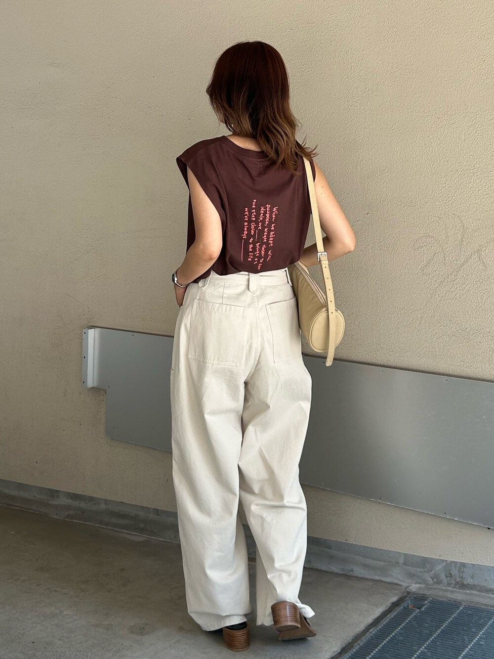 ホワイト系のその他パンツ、ブラック系のサンダル、ブラウン系のタンクトップを着用したレディースの夏コーディネートの3枚目の写真