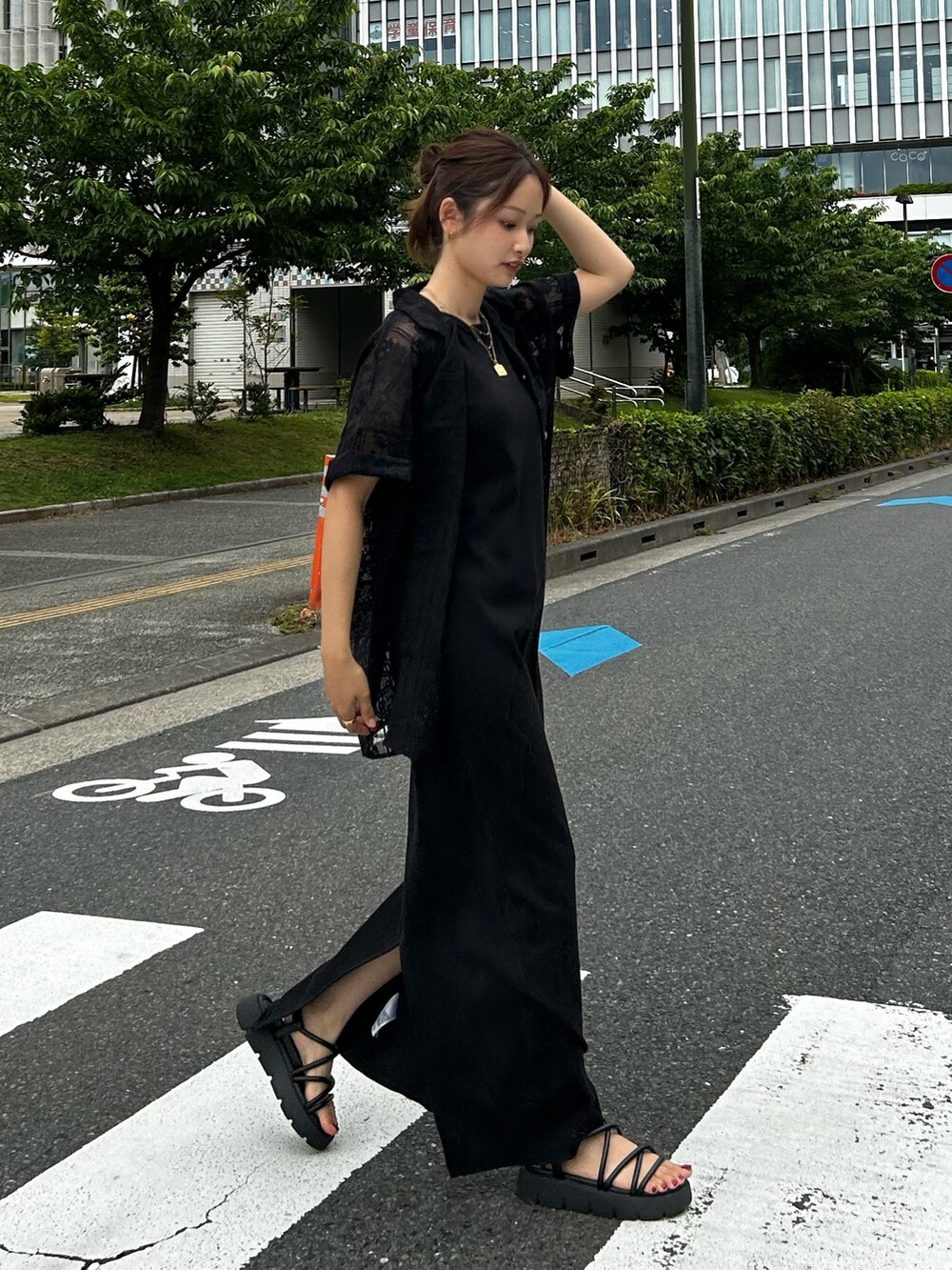 ブラック系のワンピース、ブラック系のシャツ/ブラウスを着用したレディースの夏コーディネートの6枚目の写真