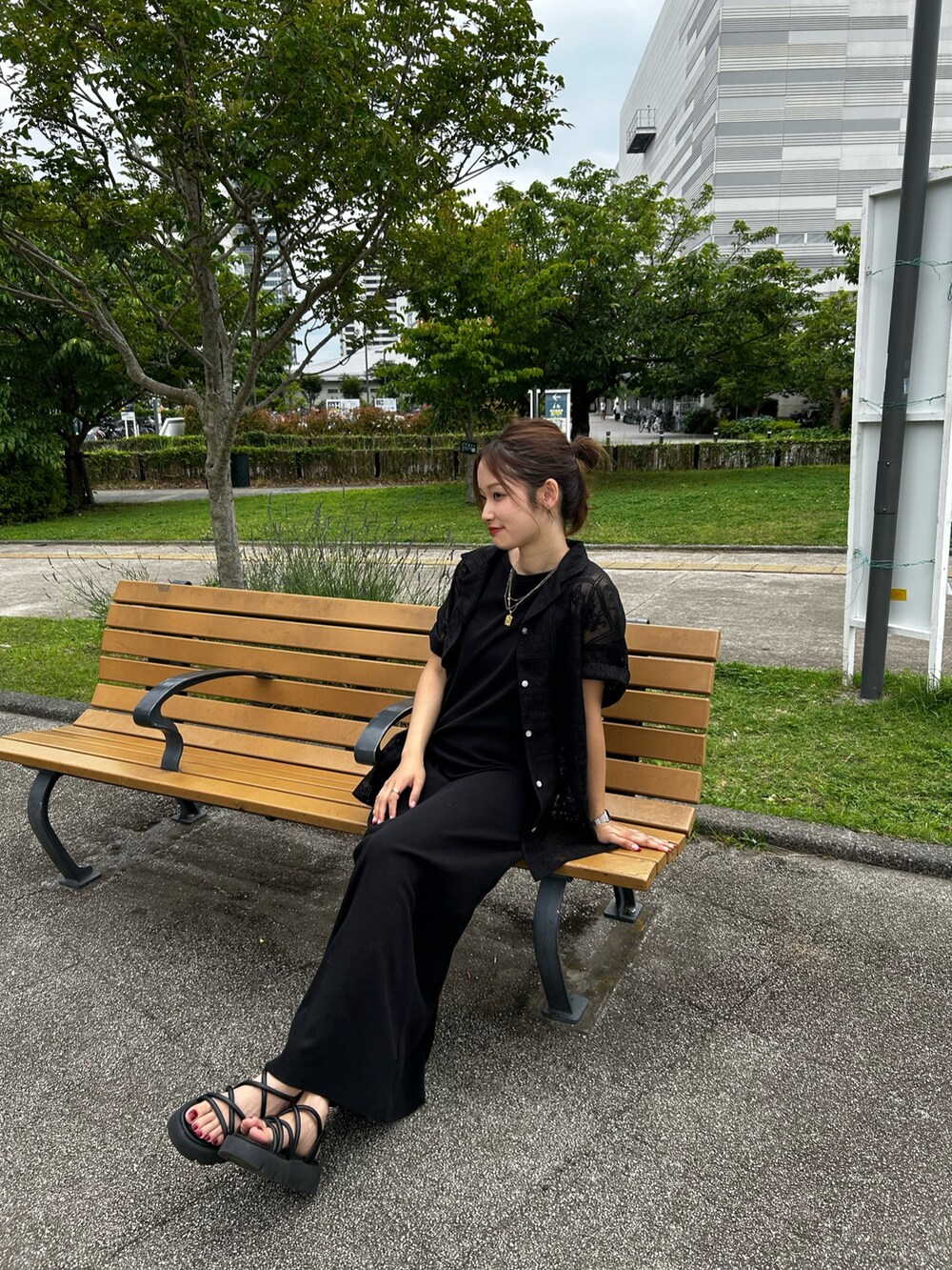 ブラック系のワンピース、ブラック系のシャツ/ブラウスを着用したレディースの夏コーディネートの5枚目の写真