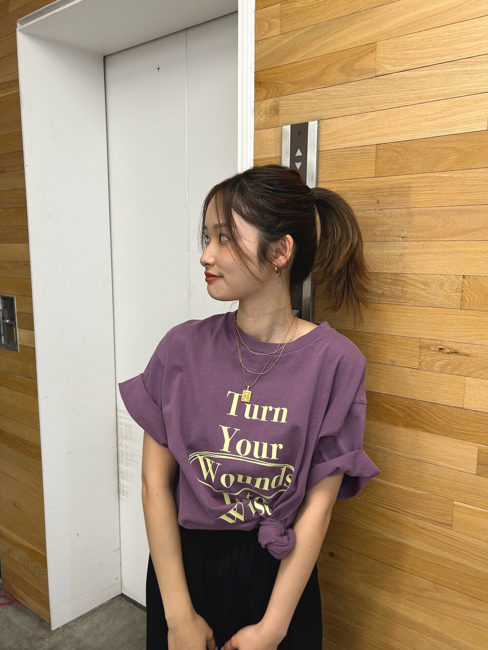 パープル系のTシャツ/カットソー、ブラック系のその他パンツ、ブラック系のサンダルを着用したレディースの春コーディネートの7枚目の写真