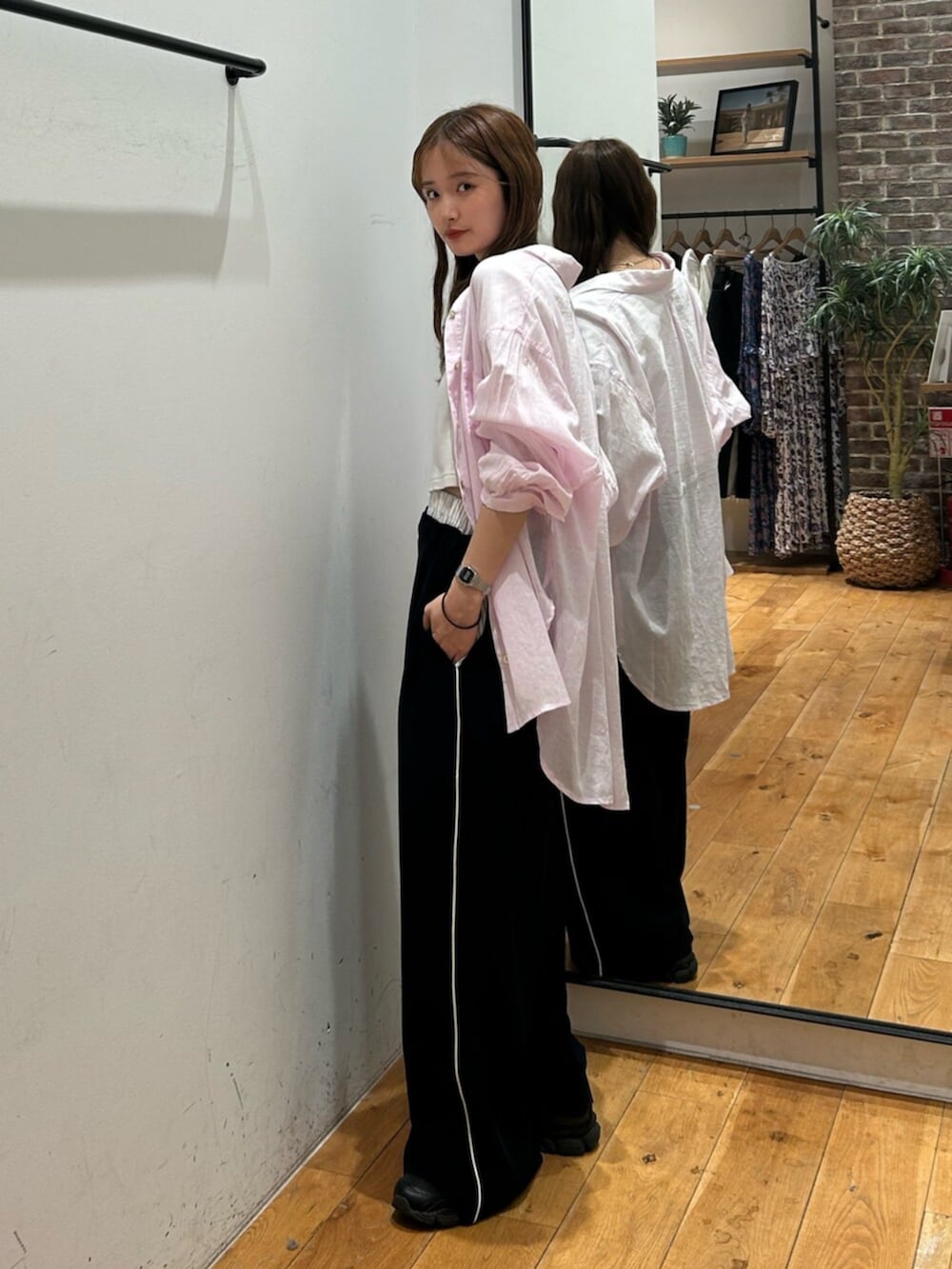 ホワイト系のTシャツ/カットソー、ブルー系のその他パンツ、パープル系のシャツ/ブラウスを着用したレディースの春コーディネートの2枚目の写真