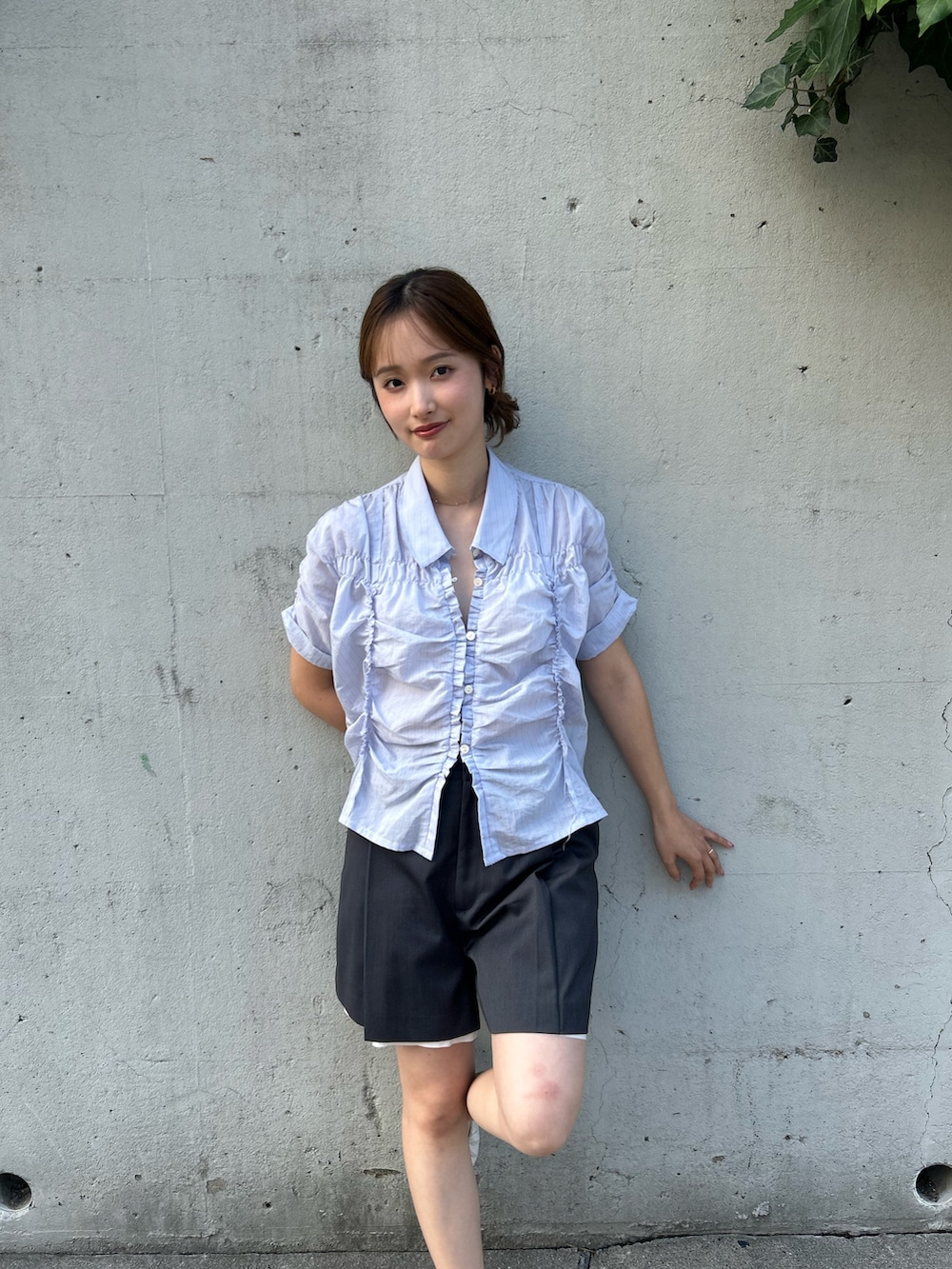 グレー系のその他パンツ、ホワイト系のパンプス、ブルー系のシャツ/ブラウスを着用したレディースの夏コーディネートの6枚目の写真