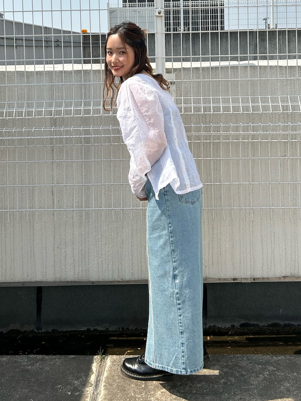 ホワイト系のシャツ/ブラウス、ブルー系のワンピースを着用したレディースの春コーディネートの6枚目の写真