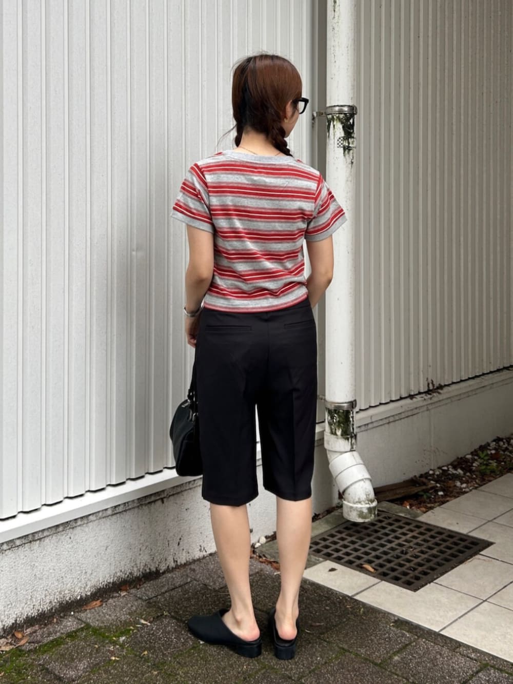 ブラック系のサンダル、ブラック系のその他パンツ、レッド系のTシャツ/カットソーを着用したレディースの夏コーディネートの5枚目の写真