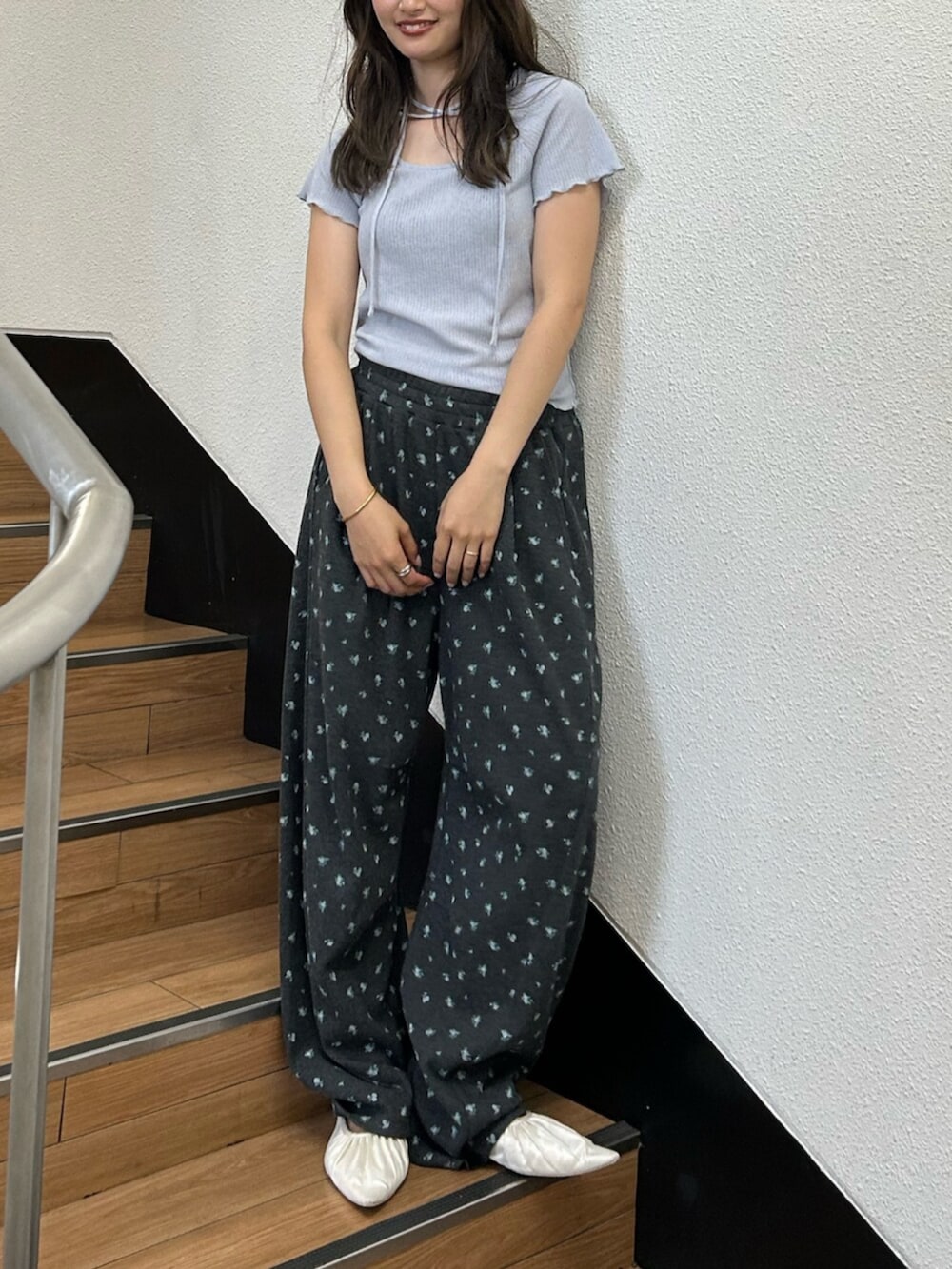 ホワイト系のパンプス、ブルー系のTシャツ/カットソー、グレー系のその他パンツを着用したレディースの夏コーディネートの5枚目の写真