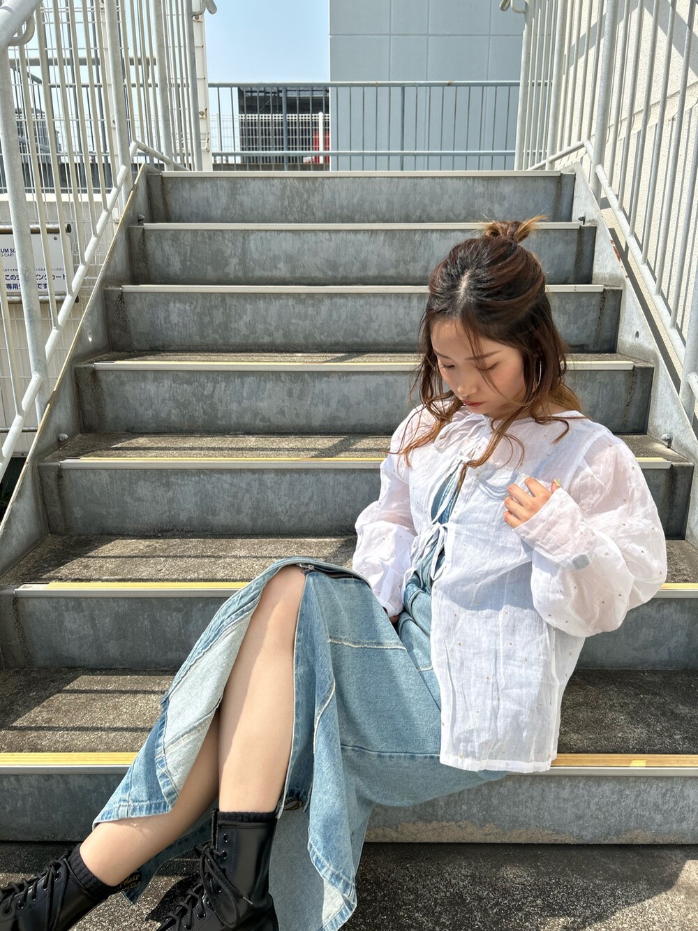 ホワイト系のシャツ/ブラウス、ブルー系のワンピースを着用したレディースの春コーディネートの7枚目の写真