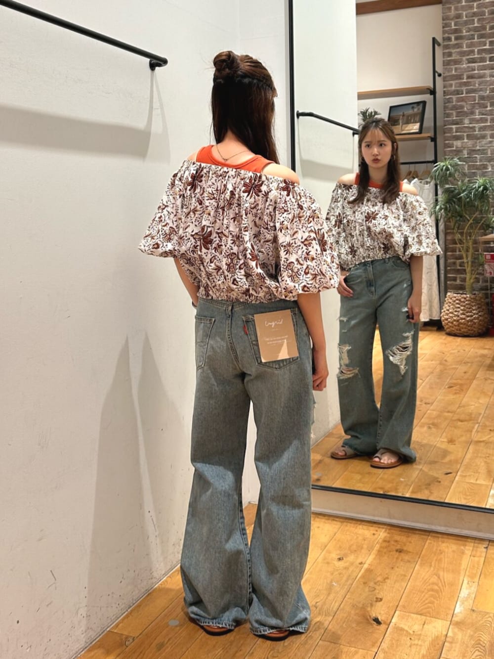 ブルー系のデニムパンツ、ブラウン系のその他シューズ、ホワイト系のシャツ/ブラウスを着用したレディースの夏コーディネートの7枚目の写真