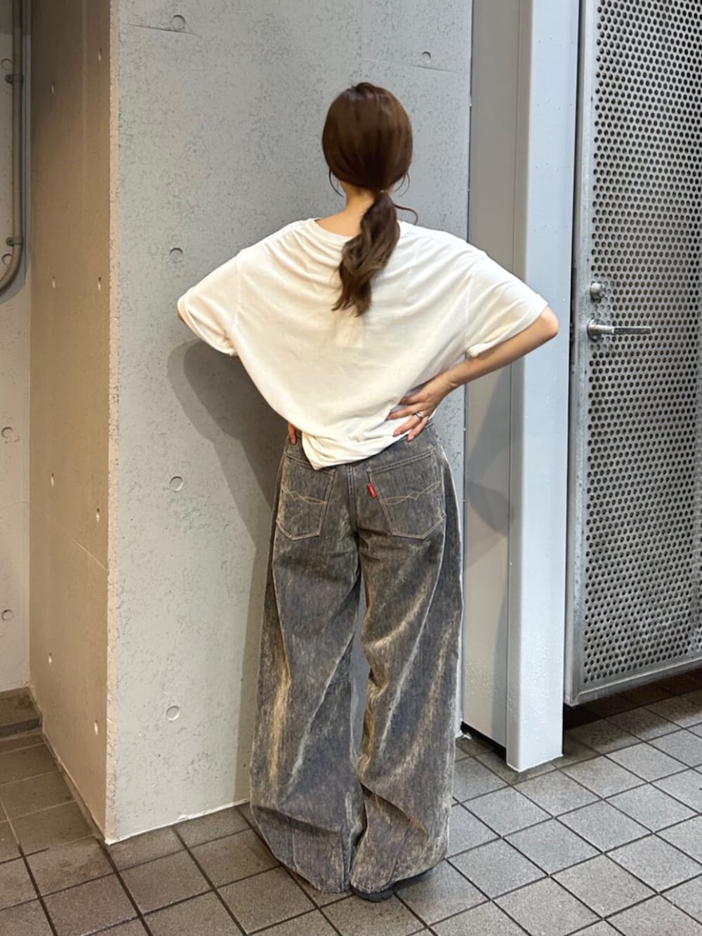 ホワイト系のTシャツ/カットソー、ベージュ系のデニムパンツを着用したレディースの夏コーディネートの7枚目の写真