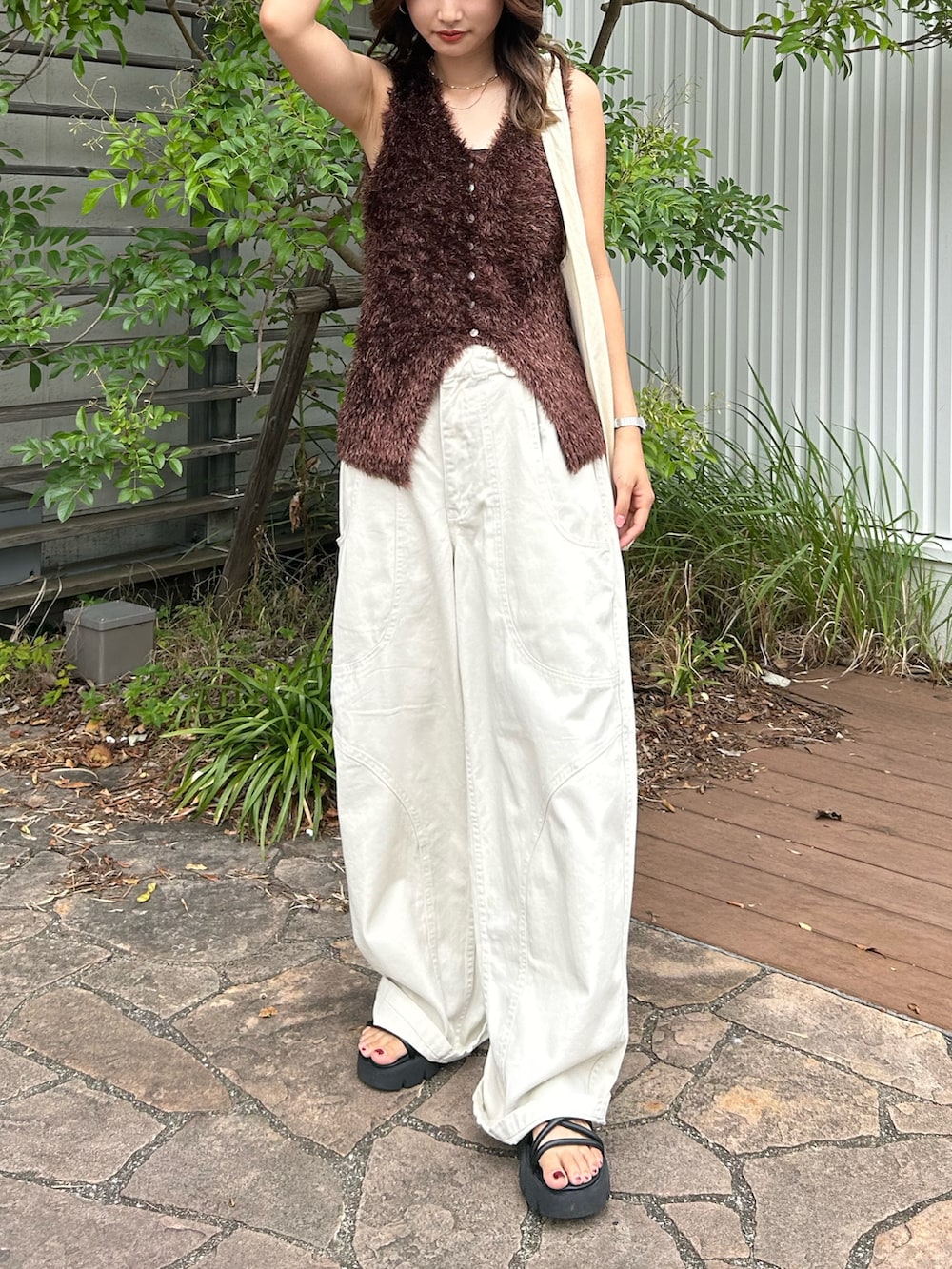 ブラウン系のニット/セーター、ホワイト系のその他パンツ、ホワイト系のトートバッグを着用したレディースの夏コーディネートの5枚目の写真