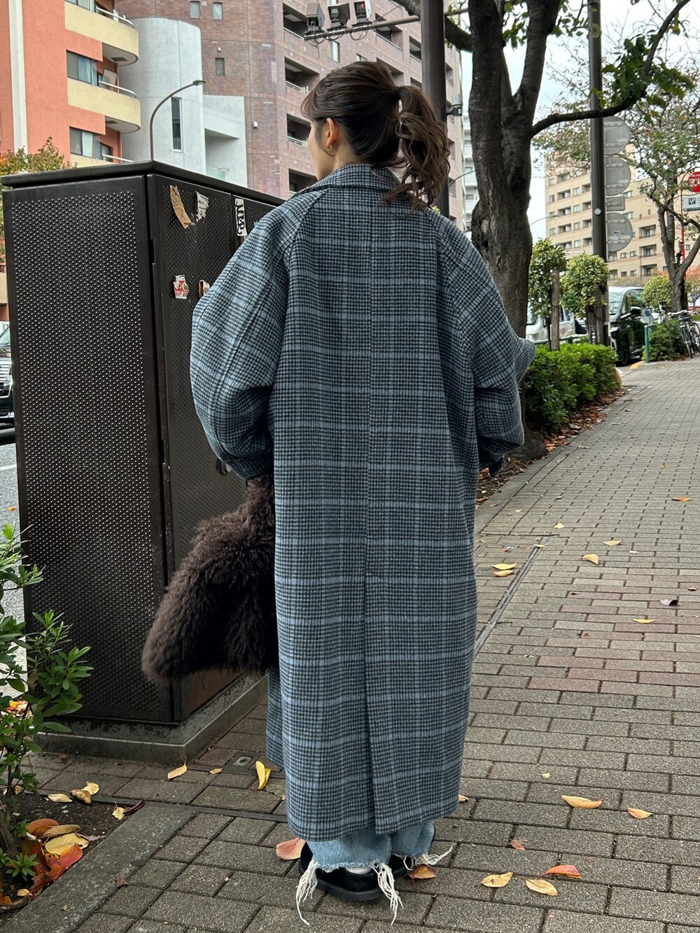 ピンク系のニット/セーター、その他のチェスターコート、ブルー系のデニムパンツを着用したレディースの秋コーディネートの3枚目の写真