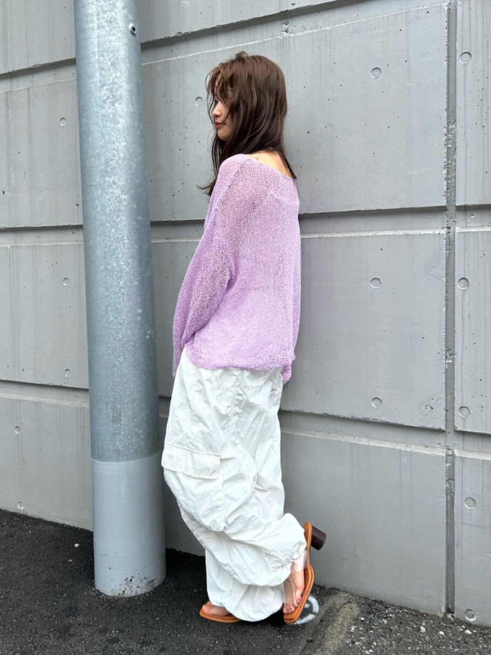 その他のサンダル、ホワイト系のその他パンツ、パープル系のニット/セーターを着用したレディースの夏コーディネートの6枚目の写真