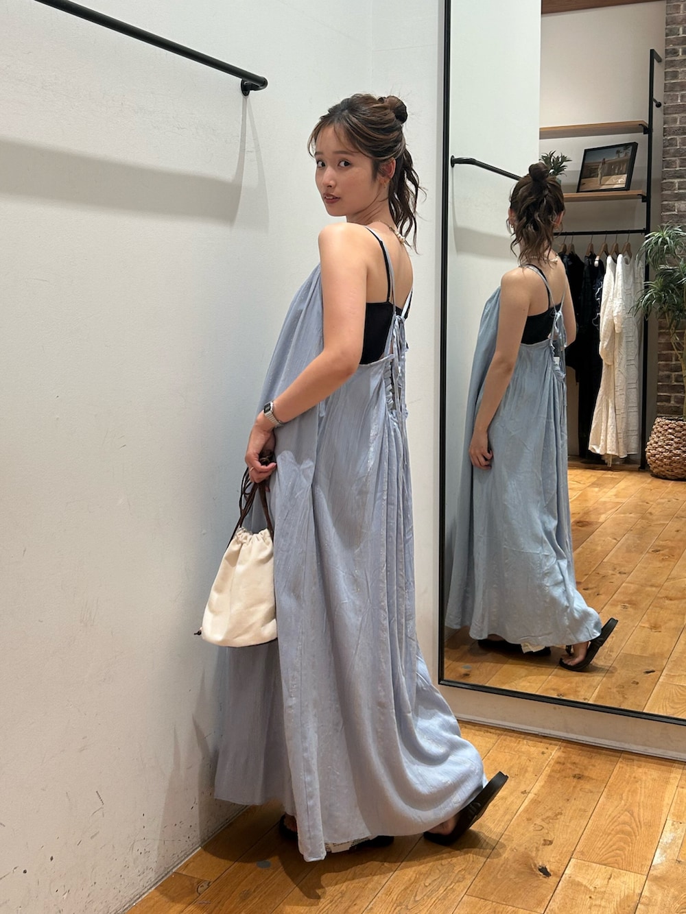 ブルー系のワンピース、ホワイト系のその他パンツ、その他のネックレスを着用したレディースの夏コーディネートの3枚目の写真