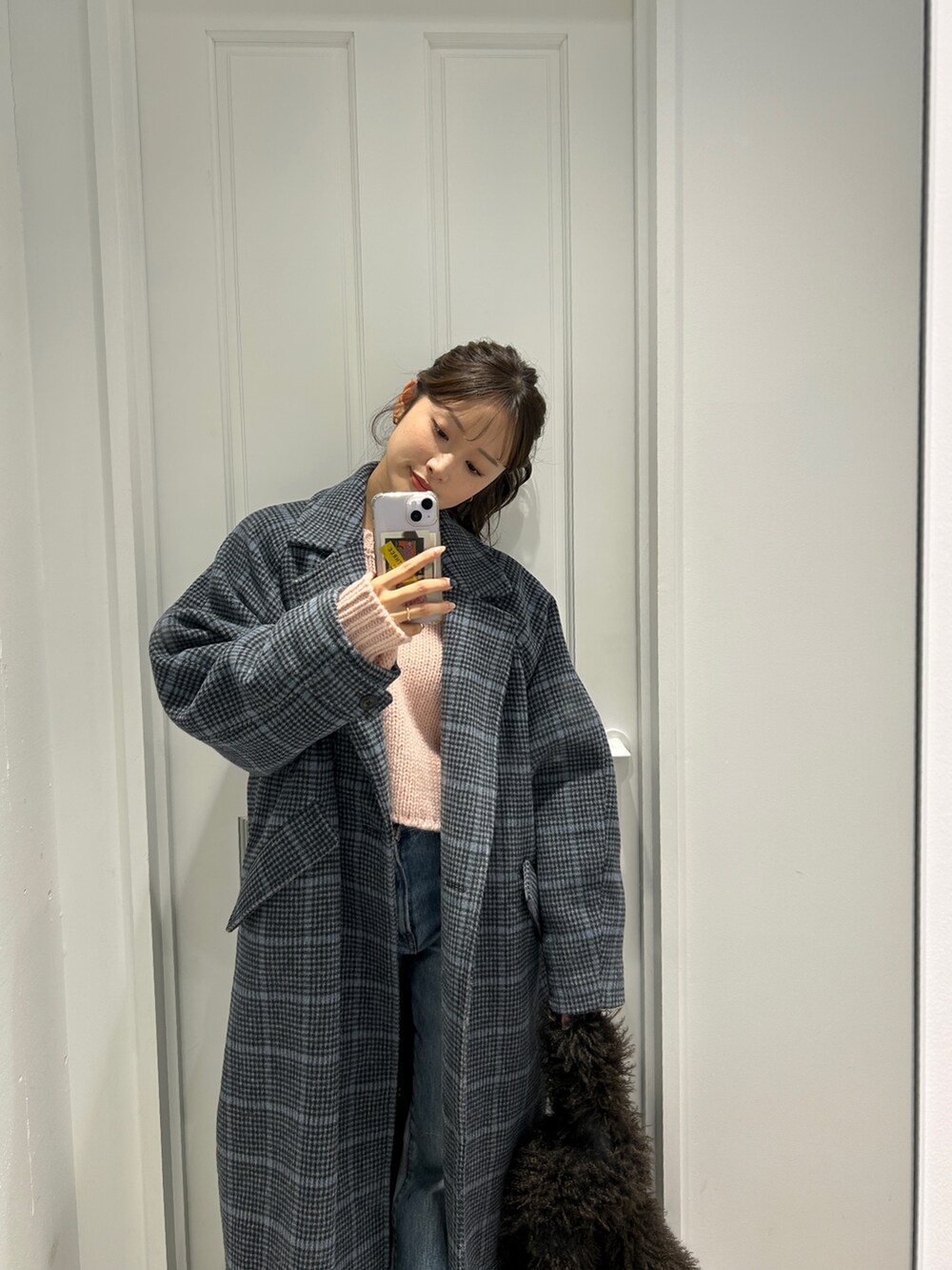 ピンク系のニット/セーター、その他のチェスターコート、ブルー系のデニムパンツを着用したレディースの秋コーディネートの4枚目の写真