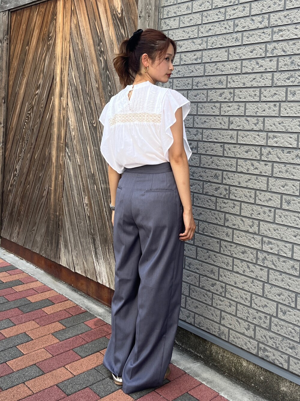 ホワイト系のシャツ/ブラウス、グレー系のその他パンツ、ゴールド系のバレエシューズを着用したレディースの夏コーディネートの2枚目の写真