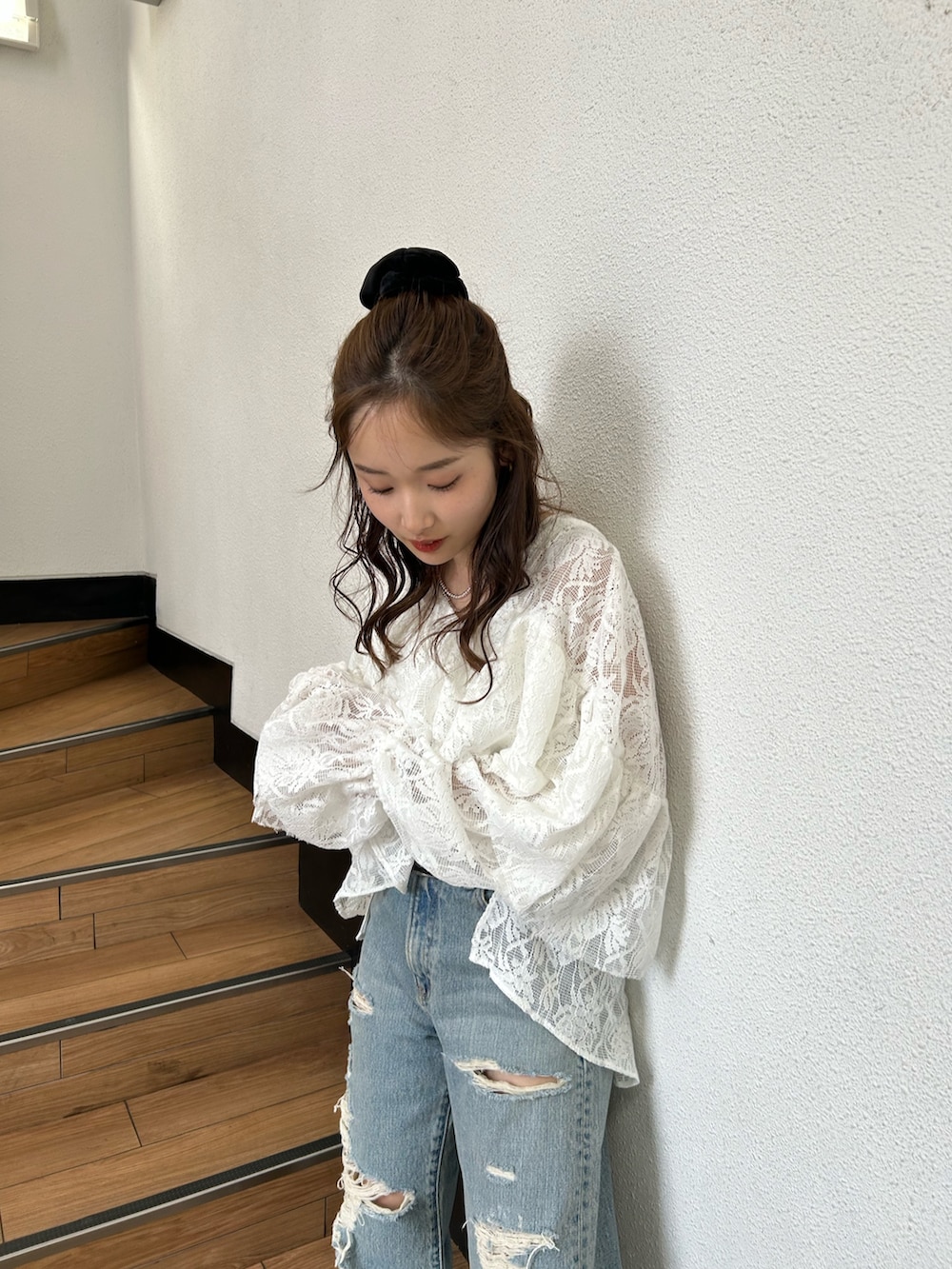 ブルー系のデニムパンツ、シルバー系のブーツ、ホワイト系のシャツ/ブラウスを着用したレディースの春コーディネートの6枚目の写真