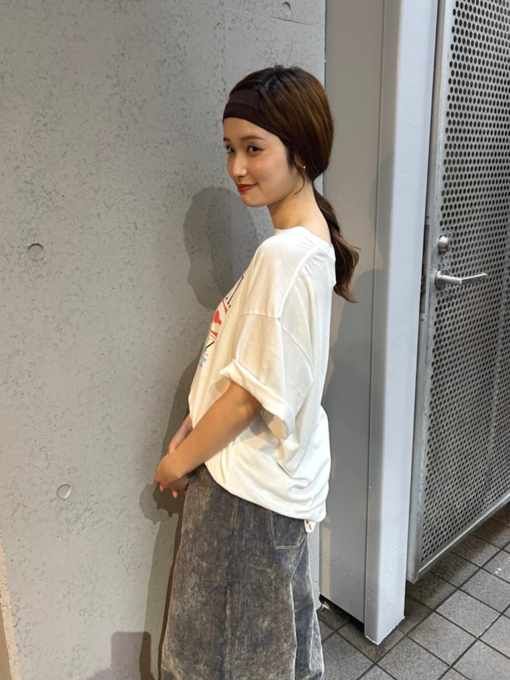 ホワイト系のTシャツ/カットソー、ベージュ系のデニムパンツを着用したレディースの夏コーディネートの4枚目の写真