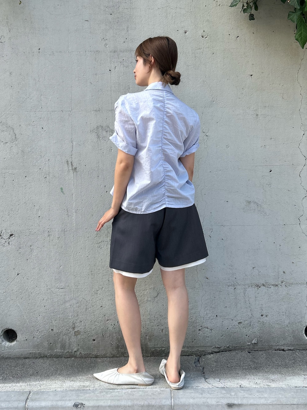 グレー系のその他パンツ、ホワイト系のパンプス、ブルー系のシャツ/ブラウスを着用したレディースの夏コーディネートの2枚目の写真