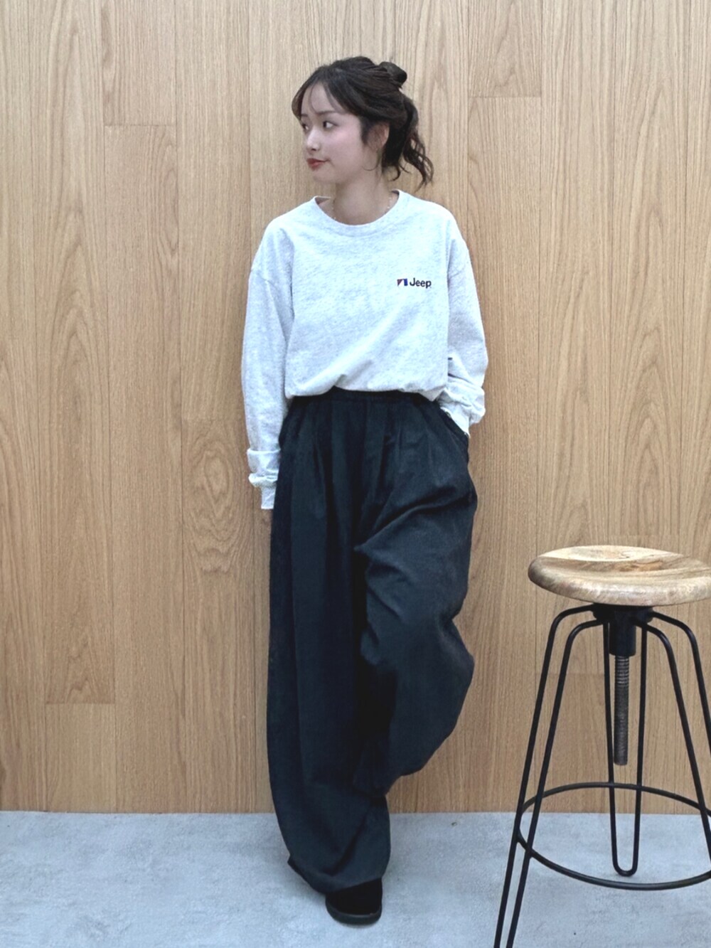 ブラック系のスリッポン、グレー系のその他パンツ、グレー系のTシャツ/カットソーを着用したレディースの秋コーディネートの4枚目の写真