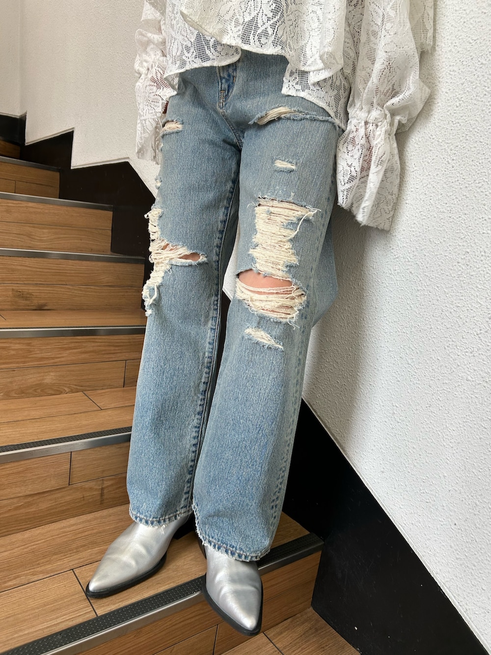 ブルー系のデニムパンツ、シルバー系のブーツ、ホワイト系のシャツ/ブラウスを着用したレディースの春コーディネートの7枚目の写真